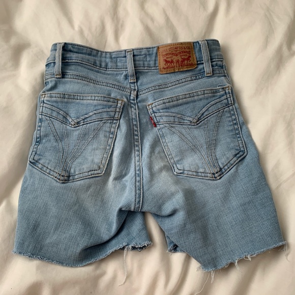Light Wash Levi’s Shorts 💙 - Picture 3 of 5